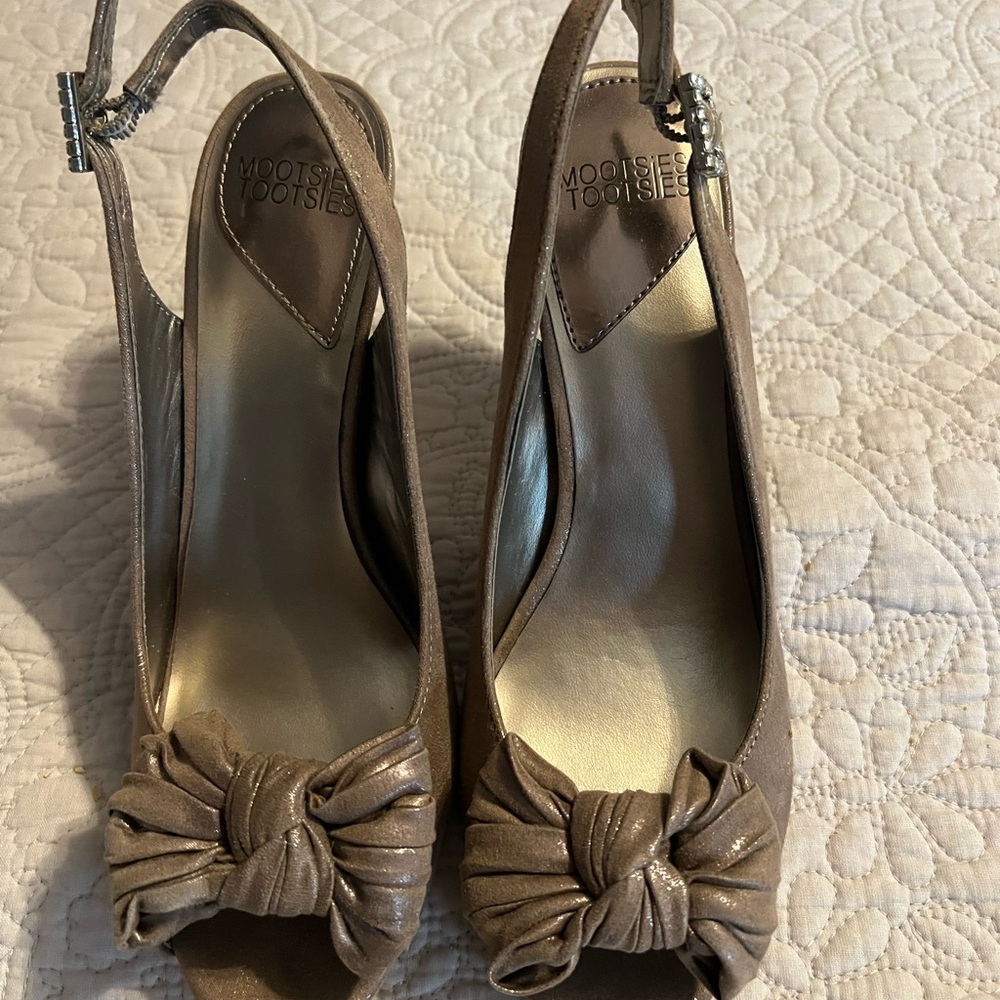 Mootsie Tootsie Moxy Brown Slingback Heels with Bow